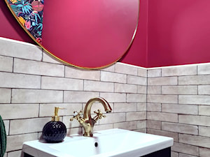 Mocny kolor i tapeta w łazience - zdjęcie od jaminska.pl