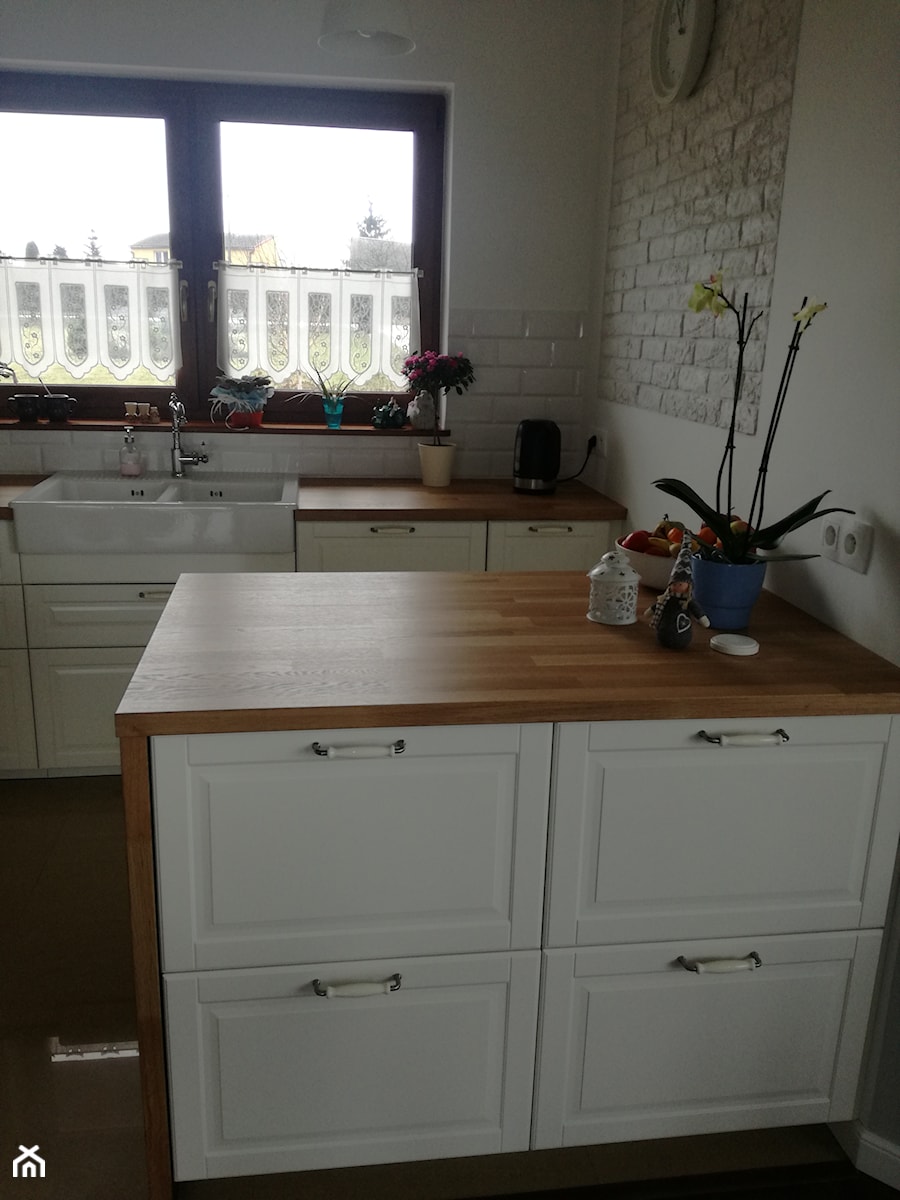 Kuchnie - Mała otwarta biała z zabudowaną lodówką z podblatowym zlewozmywakiem kuchnia dwurzędowa z oknem, styl rustykalny - zdjęcie od jaminska.pl