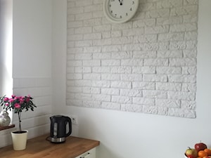 Kuchnie - Mała zamknięta biała z zabudowaną lodówką kuchnia dwurzędowa z oknem, styl rustykalny - zdjęcie od jaminska.pl
