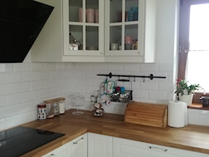 Kuchnie - Średnia kuchnia w kształcie litery l z oknem, styl rustykalny - zdjęcie od jaminska.pl