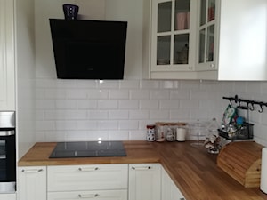Kuchnie - Mała zamknięta biała z zabudowaną lodówką z nablatowym zlewozmywakiem kuchnia w kształcie litery l, styl rustykalny - zdjęcie od jaminska.pl