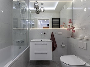 Łazienka w mieszkaniu marmurki biała - zdjęcie od DCODE Architektura Wnętrz