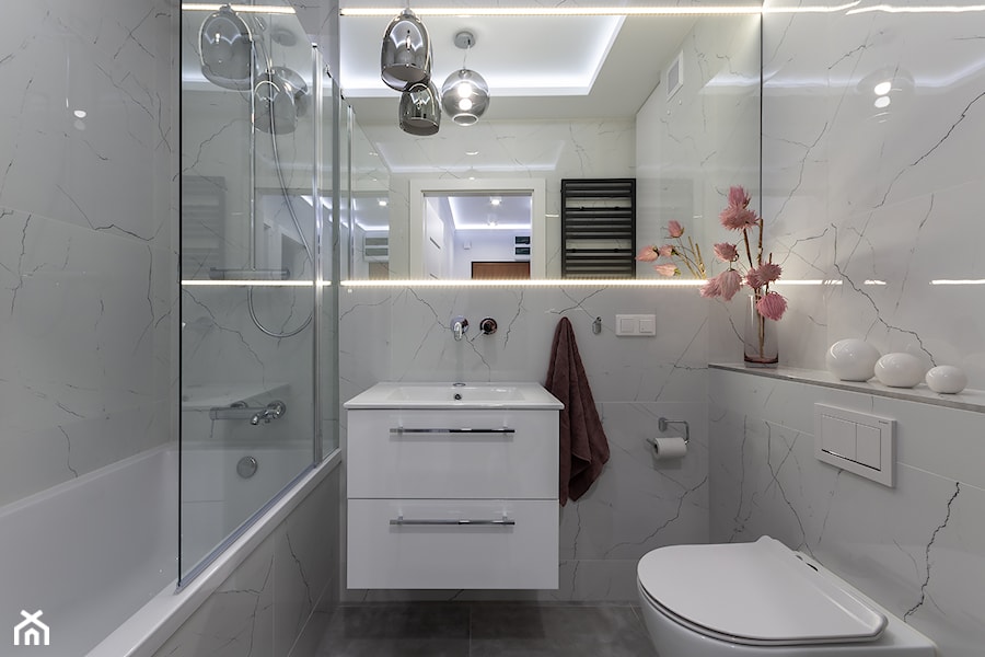 Łazienka w mieszkaniu marmurki biała - zdjęcie od DCODE Architektura Wnętrz