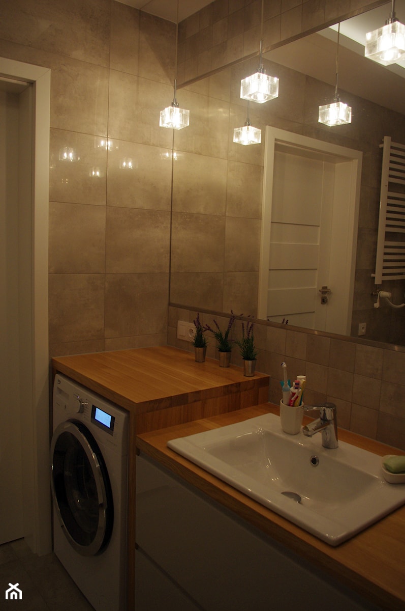 1 - Mała bez okna z pralką / suszarką łazienka - zdjęcie od Studio Projekt