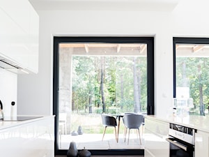 DOM DOBRA - Otwarta z zabudowaną lodówką kuchnia z oknem, styl nowoczesny - zdjęcie od ANNA THUROW Architektura i wnętrza