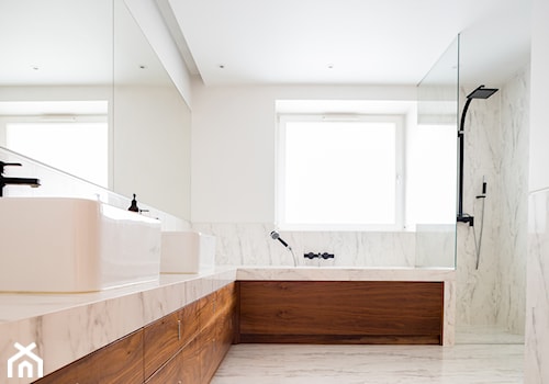 DOM WARSZEWO - Średnia z marmurową podłogą łazienka z oknem, styl nowoczesny - zdjęcie od ANNA THUROW Architektura i wnętrza
