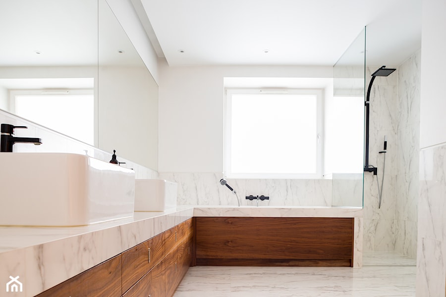 DOM WARSZEWO - Średnia z marmurową podłogą łazienka z oknem, styl nowoczesny - zdjęcie od ANNA THUROW Architektura i wnętrza