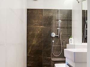DOM WARSZEWO - Średnia na poddaszu bez okna z marmurową podłogą łazienka, styl nowoczesny - zdjęcie od ANNA THUROW Architektura i wnętrza