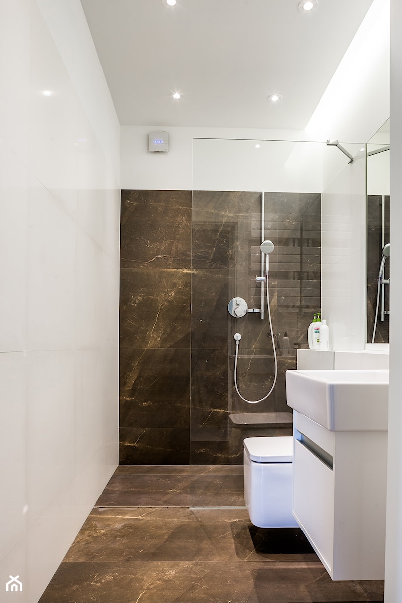 DOM WARSZEWO - Średnia na poddaszu bez okna z marmurową podłogą łazienka, styl nowoczesny - zdjęcie od ANNA THUROW Architektura i wnętrza
