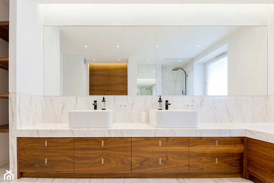 DOM WARSZEWO - Średnia duża z dwoma umywalkami łazienka z oknem, styl nowoczesny - zdjęcie od ANNA THUROW Architektura i wnętrza