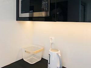 Biało-czarna kuchnia - zdjęcie od OHHOME - projekty, remonty, meble