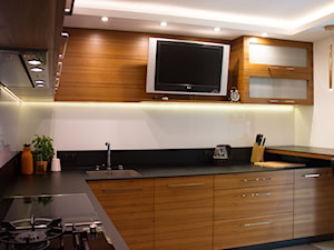Otwarta kuchnia z zabudową w kształcie litery U - zdjęcie od OHHOME - projekty, remonty, meble