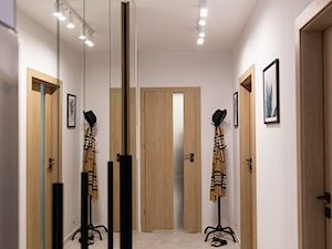 Przedpokój z jasnymi drzwiami z podłużną szybką - zdjęcie od OHHOME - projekty, remonty, meble