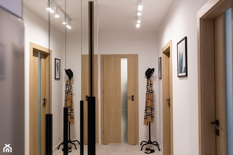 Przedpokój z jasnymi drzwiami z podłużną szybką - zdjęcie od OHHOME - projekty, remonty, meble