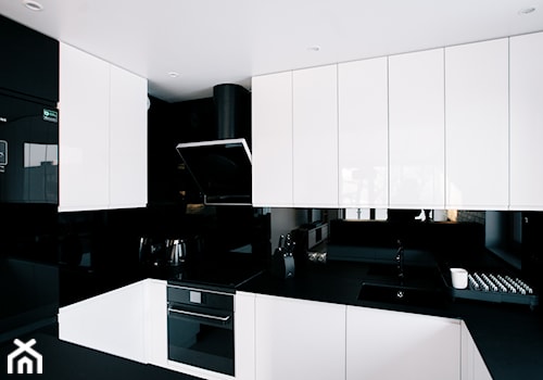 Biało-czarna kuchnia - zdjęcie od OHHOME - projekty, remonty, meble