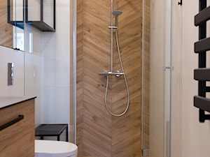 Łazienka z prysznicem i płytkami w kolorze jasnego drewna - zdjęcie od OHHOME - projekty, remonty, meble