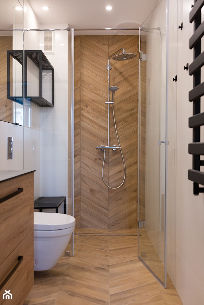 Łazienka z prysznicem i płytkami w kolorze jasnego drewna - zdjęcie od OHHOME - projekty, remonty, meble - Homebook