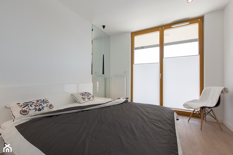 Biała nowoczesna sypialnia - zdjęcie od OHHOME - projekty, remonty, meble