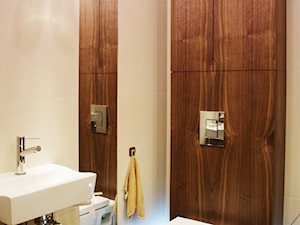 Mała łazienka z płytkami o fakturze drewna - zdjęcie od OHHOME - projekty, remonty, meble