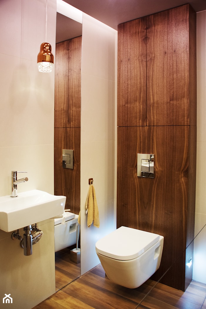 Mała łazienka z płytkami o fakturze drewna - zdjęcie od OHHOME - projekty, remonty, meble - Homebook