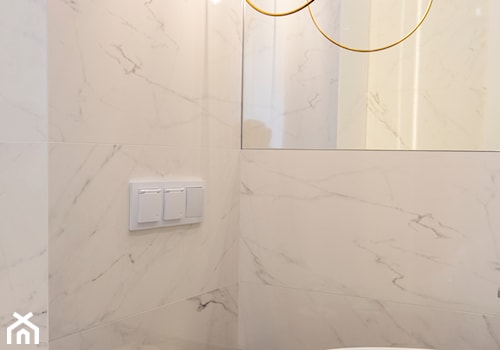 Biała łazienka z czarnym akcentem, płytki imitujące marmur - zdjęcie od OHHOME - projekty, remonty, meble