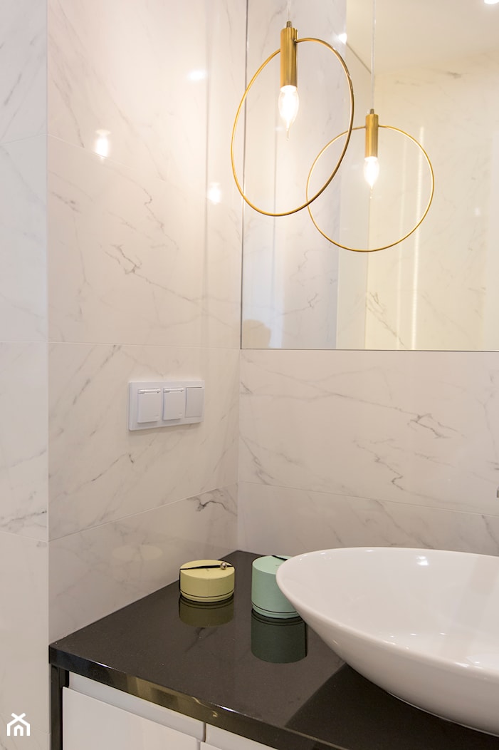 Biała łazienka z czarnym akcentem, płytki imitujące marmur - zdjęcie od OHHOME - projekty, remonty, meble - Homebook