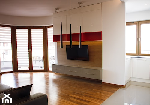 Salon z aneksem kuchennym i drewnianą podłogą - zdjęcie od OHHOME - projekty, remonty, meble