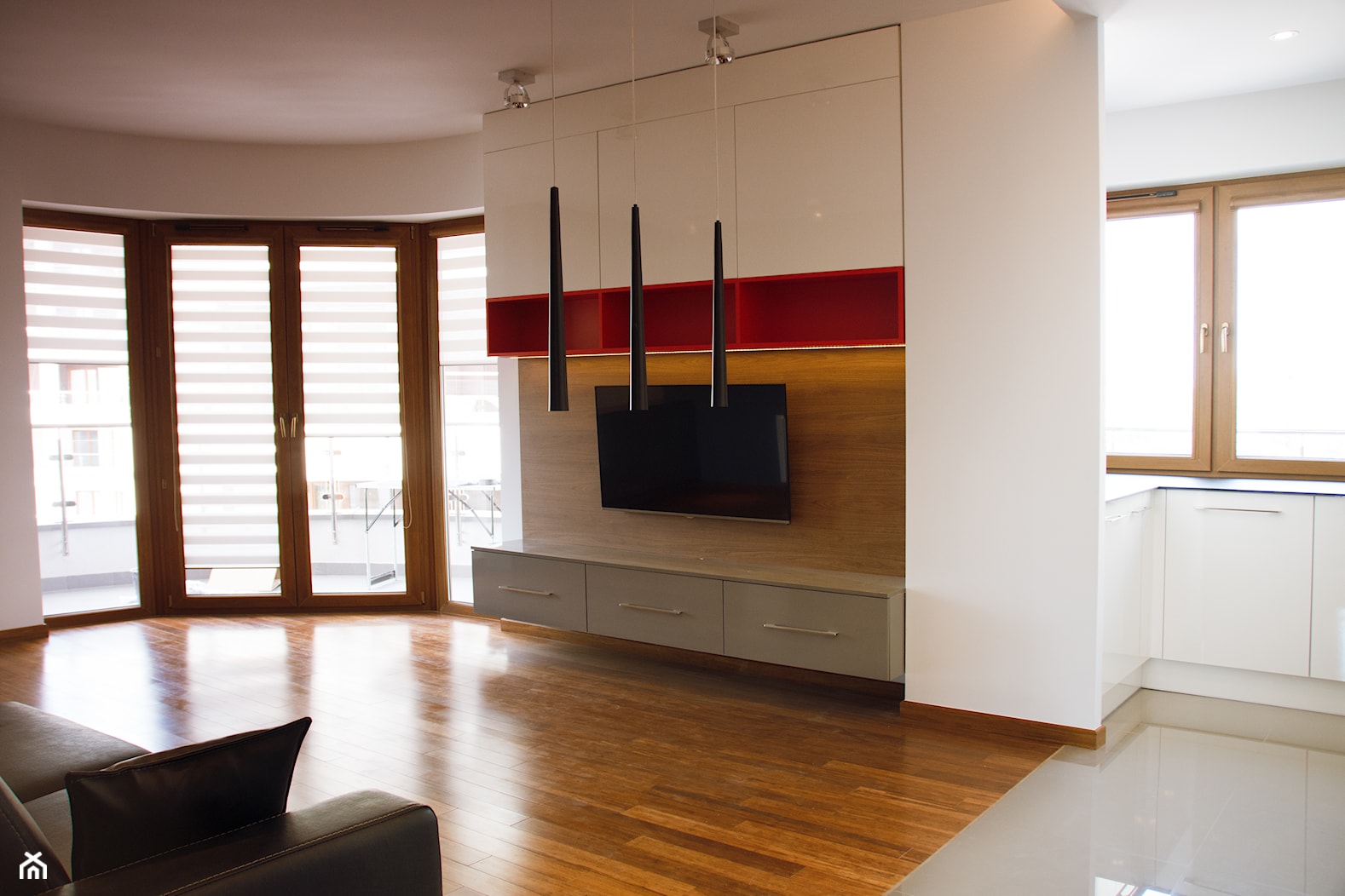 Salon z aneksem kuchennym i drewnianą podłogą - zdjęcie od OHHOME - projekty, remonty, meble - Homebook