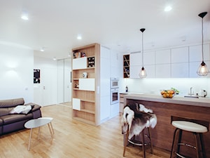 Salon z aneksem kuchennym i półwyspem - zdjęcie od OHHOME - projekty, remonty, meble
