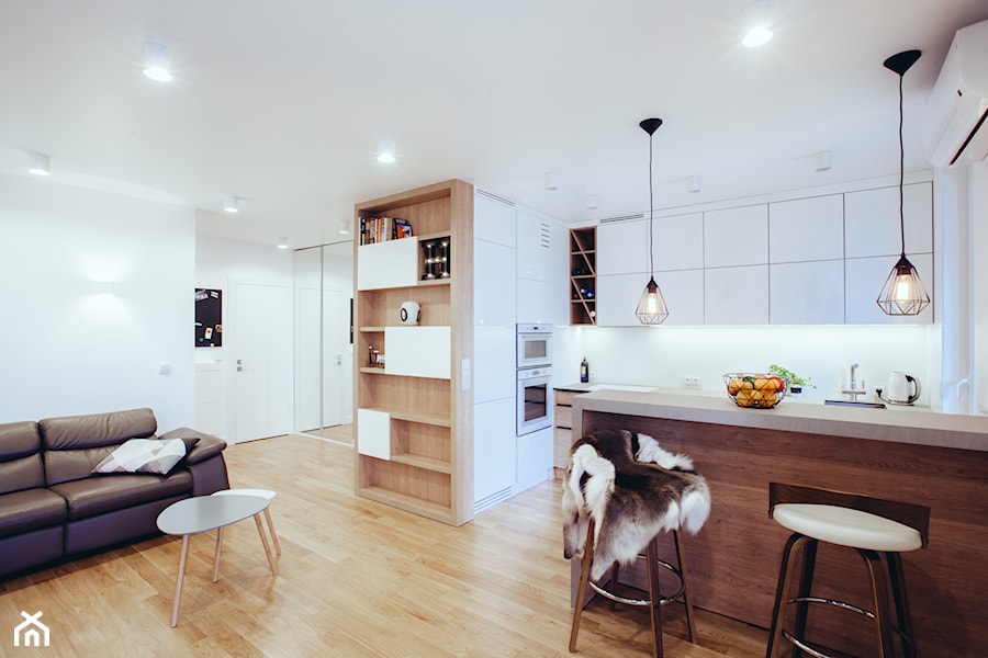 Salon z aneksem kuchennym i półwyspem - zdjęcie od OHHOME - projekty, remonty, meble