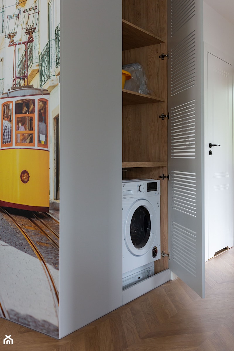 Zabudowa pralki w holu z ażurowymi drzwiami - zdjęcie od OHHOME - projekty, remonty, meble