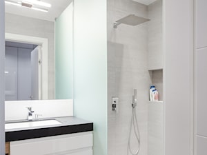 Szara łazienka dla gości - zdjęcie od OHHOME - projekty, remonty, meble
