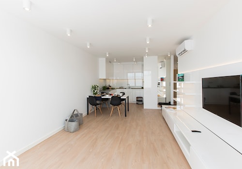 Biały, jasny salon z aneksem kuchennym - zdjęcie od OHHOME - projekty, remonty, meble