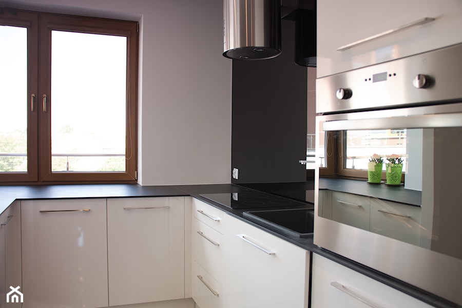 Biało-czarna kuchnia z zabudową w kształcie litery U - zdjęcie od OHHOME - projekty, remonty, meble