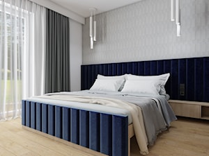 Szara sypialnia z drewnianą podłogą i dużym oknem - zdjęcie od OHHOME - projekty, remonty, meble