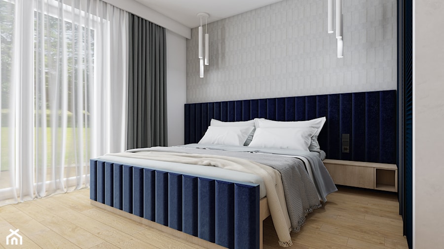 Szara sypialnia z drewnianą podłogą i dużym oknem - zdjęcie od OHHOME - projekty, remonty, meble