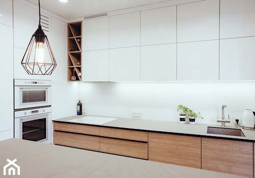 Biała kuchnia, jasne drewno - zdjęcie od OHHOME - projekty, remonty, meble
