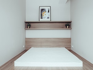 Jasna sypialnia z łóżkiem na wymiar - zdjęcie od OHHOME - projekty, remonty, meble