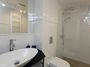 Biało-czarna łazienka - zdjęcie od OHHOME - projekty, remonty, meble
