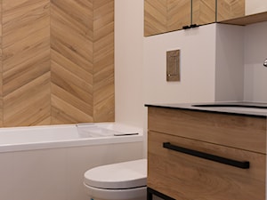 Łazienka w bieli z elementami drewna - zdjęcie od OHHOME - projekty, remonty, meble