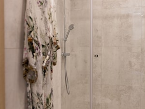 Szara łazienka z prysznicem bez brodzika - zdjęcie od OHHOME - projekty, remonty, meble