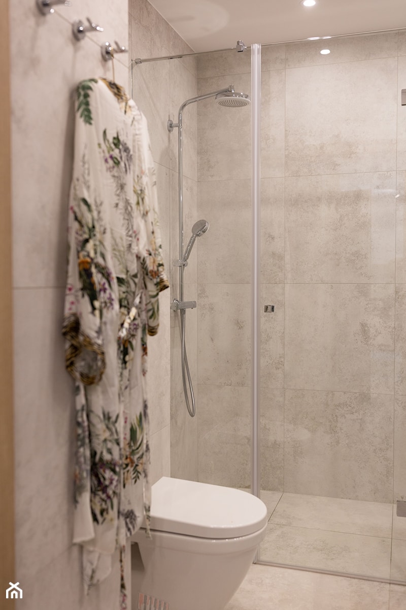 Szara łazienka z prysznicem bez brodzika - zdjęcie od OHHOME - projekty, remonty, meble