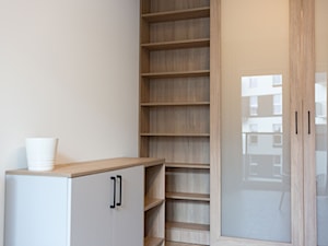 Salon oddzielony od kuchni przesuwnymi drzwiami - zdjęcie od OHHOME - projekty, remonty, meble