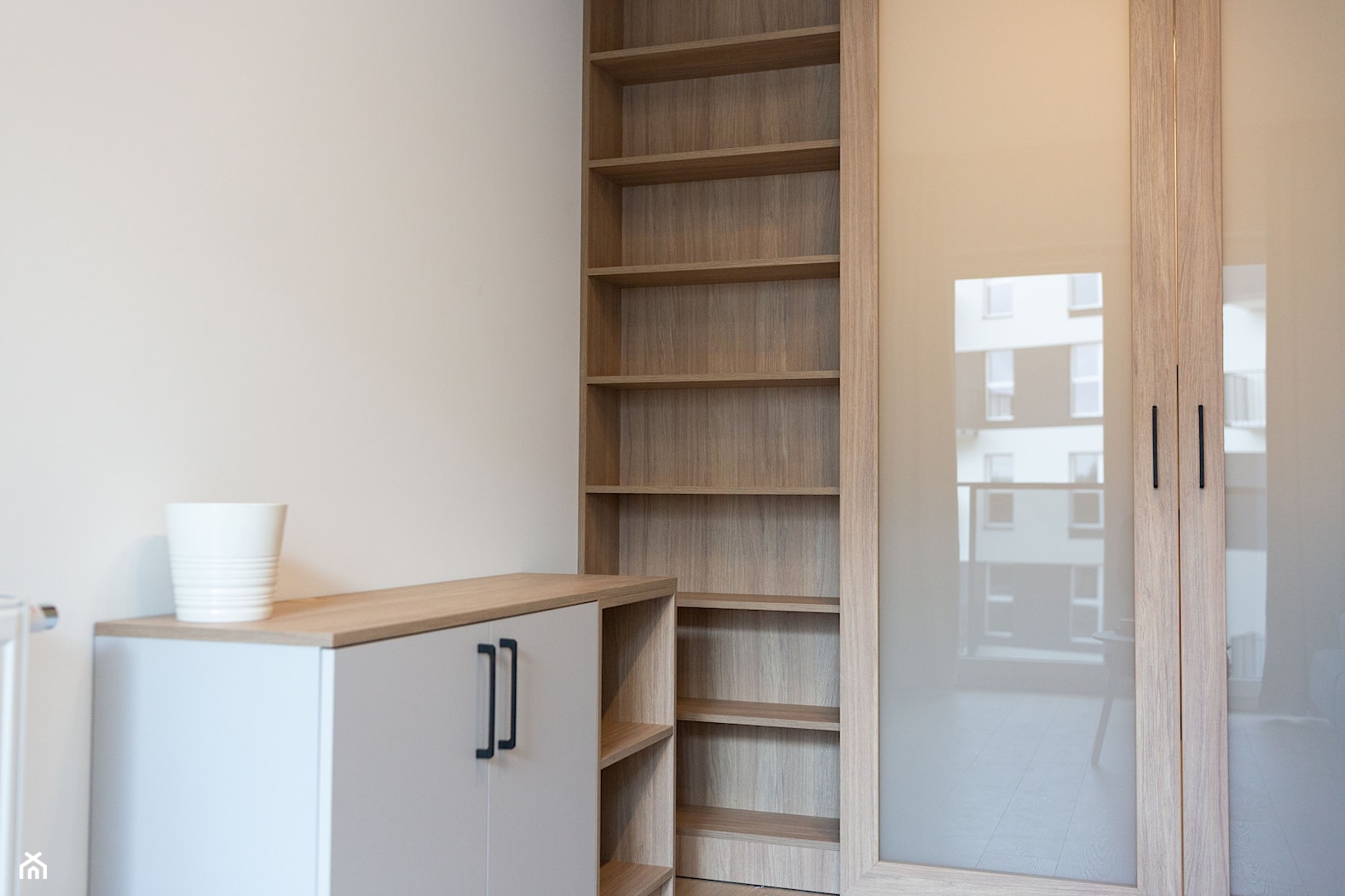 Salon oddzielony od kuchni przesuwnymi drzwiami - zdjęcie od OHHOME - projekty, remonty, meble - Homebook