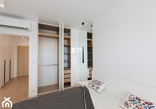Biała garderoba w sypialni - zdjęcie od OHHOME - projekty, remonty, meble