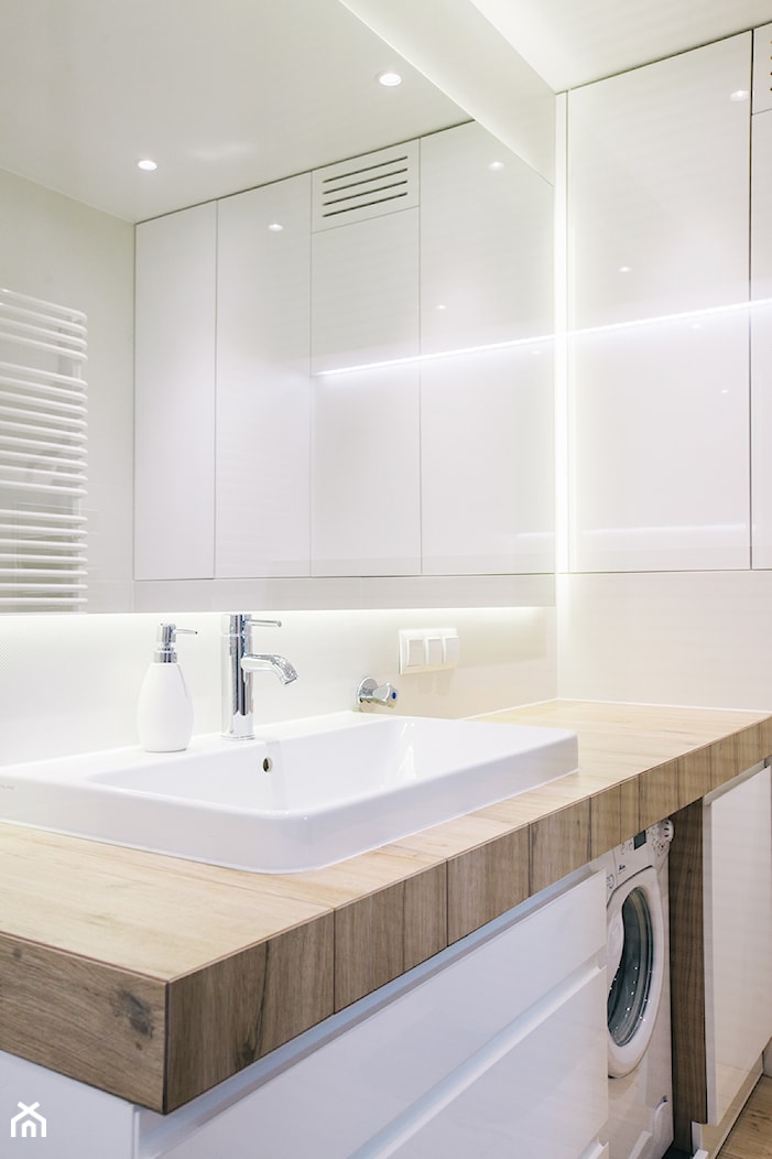 Biała łazienka - zdjęcie od OHHOME - projekty, remonty, meble - Homebook