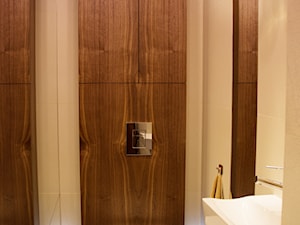 Mała łazienka z płytkami o fakturze drewna - zdjęcie od OHHOME - projekty, remonty, meble