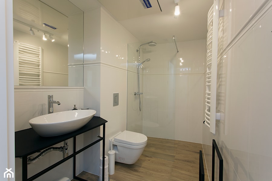 Biało-czarna łazienka - zdjęcie od OHHOME - projekty, remonty, meble