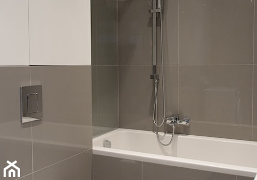 Biało-szara łazienka - zdjęcie od OHHOME - projekty, remonty, meble