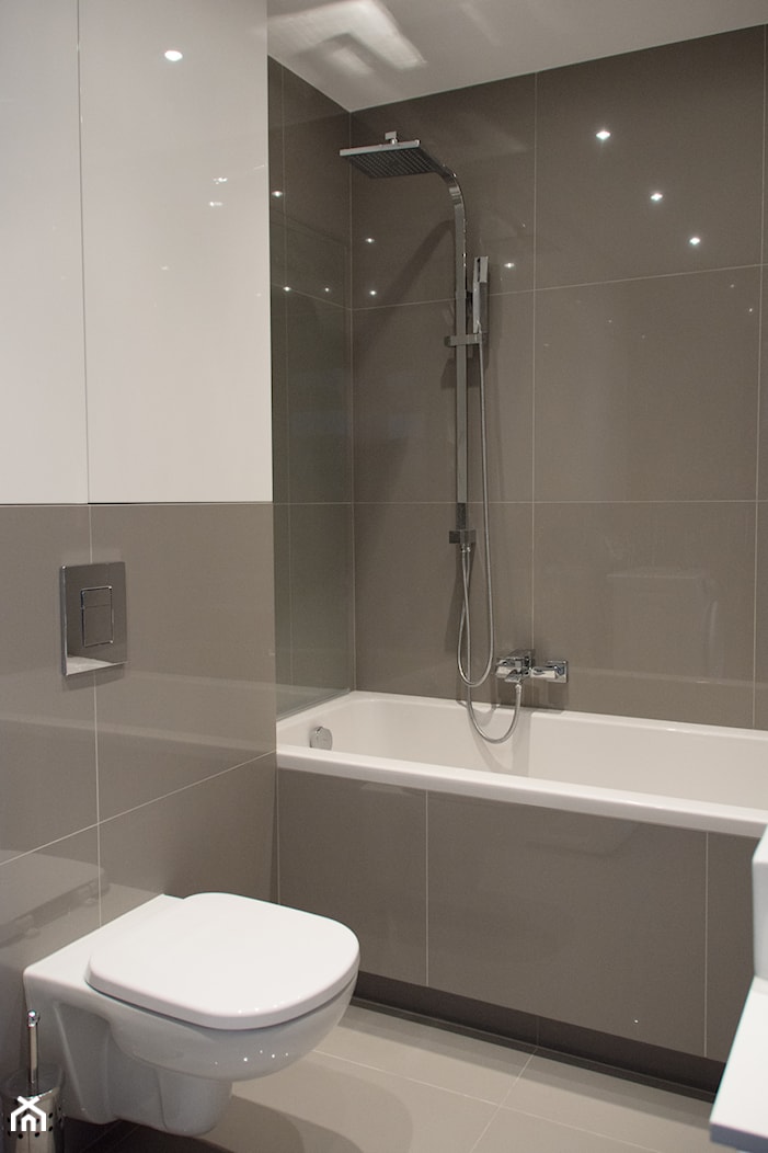 Biało-szara łazienka - zdjęcie od OHHOME - projekty, remonty, meble - Homebook